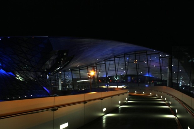 BMW Welt von der Brücke gesehen