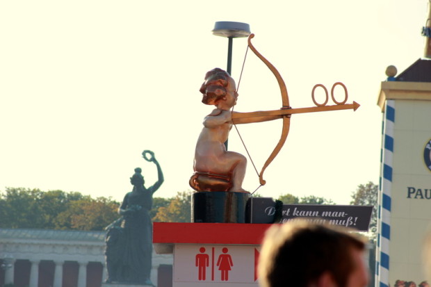 Bogenschütze vor der Statue der Bavaria