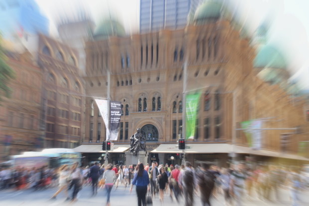 Menschenmasse vor QVB
