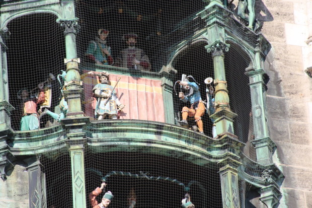 Puppenspiel auf dem Rathaus