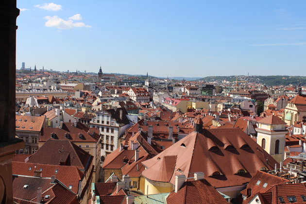 Prag vom Rathausturm Ich liebe Städtereisen in Europa! Man kommt herum, lernt Menschen kennen, begibt sich auf Entdeckungsreisen und sieht immer wieder interessante Orte, die einem im Gedächtnis bleiben. Als Hobbyfotograf stellt es für mich natürlich eine besondere Herausforderung dar, etwas von der Welt mitzunehmen und es den neugierigen Blicken im Rest der Welt zu vermitteln. Wenn man in Urlaubskatalogen die passenden Prospekte und Broschüren durchblättert, sieht man vor allem eine Gemeinsamkeit: gut geschossene Bilder mit den schönsten Bildern in Sonnenschein als perfekte Werbebühne, traumhafte Motive, eine unverkennbare Lebenskultur (insbesondere bei Städtereisen). Genauso ist es auch bei Bildern aus Prag in Reiseführern: klare Bilder mit unverkennbarer Architektur und traumhafte Landschaften. Doch was mir bei Reisebuchführern auch auffällt: die Bilder versuchen nicht, auf fotografischer Ebene Bestqualität anzubieten, sondern sind eher zweckmäßig! Man erkennt das Café, die Burg oder interessante Einkaufmeilen. Doch meiner Meinung nach regen sie die Gefühle nur selten an. Gerade bei Touristen sollten vielmehr Bilder als Texte die Menschen in die Stadt locken und begeistern. Auch als Fotograf gelingt es einem Fotografen nicht immer, wenn er nicht zu Bildbearbeitungsprogrammen wie Photoshop oder GIMP greift. Aber versuchen wir trotzdem mal einige Bilder mit wenig Bildanpassung mal hier zu präsentieren!